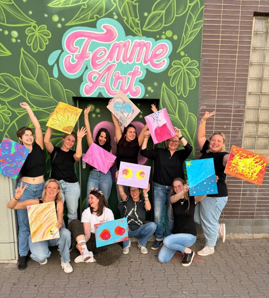 Teilnehmerin malt ein farbenfrohes Zitronen-Gemälde beim Sip & Paint Workshop im Femme ART Atelier in Mannheim.
